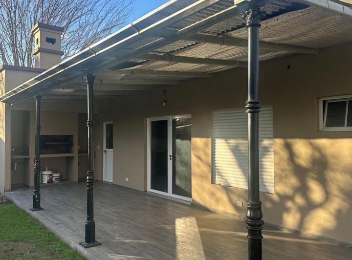Casa · 70m² · 3 Ambientes · 2 Cocheras