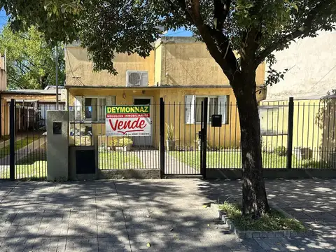 Casa de 2 dormitorios y departamento en calle urquiza