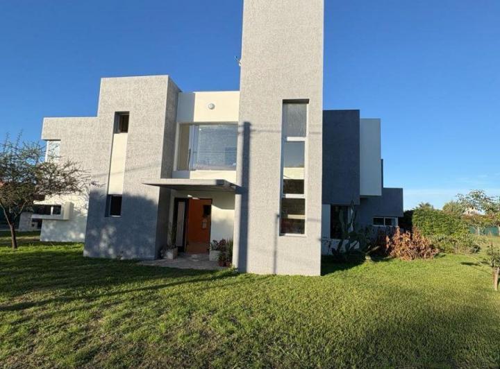 Casa · 362m² · 5 Ambientes · 2 Cocheras