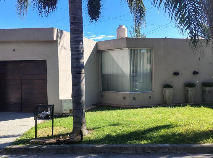 Casa · 106m² · 4 Ambientes · 1 Cochera