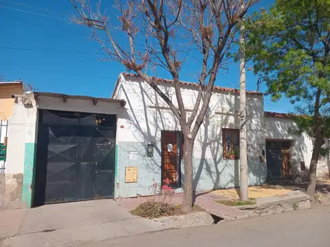 Casa amplia , con galpon apto  taller mecanico