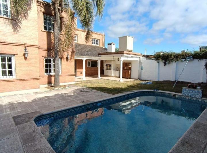 Casa · 271m² · 4 Ambientes · 2 Cocheras
