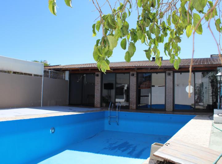 Casa · 252m² · 2 Dormitorios · 6 Cocheras