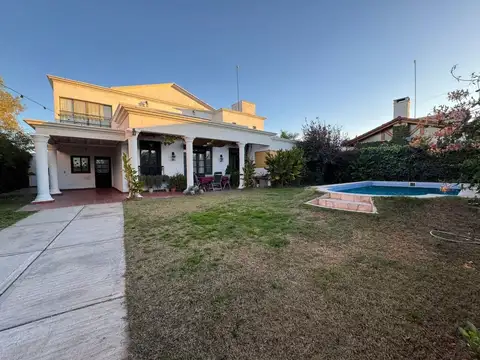 Casa 6 ambientes en venta en guaymallen con pileta