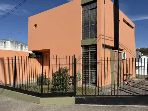 Venta casa 3 dor c/ cochera x3, patio y pileta