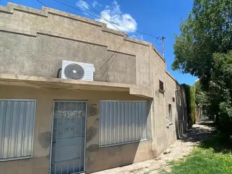 Venta casa céntrica de 2 dormitorio sobre esquina
