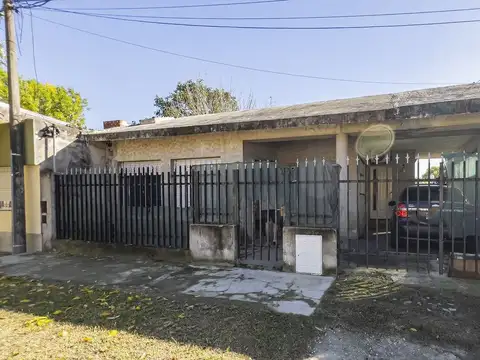 Venta casa de 2 dormitorios con cochera y patio