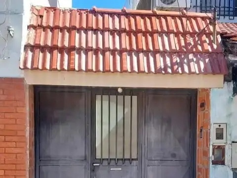 Venta excelente casa interna de 2 dormitorios con cochera y amplia terraza a metros de bv. seguí