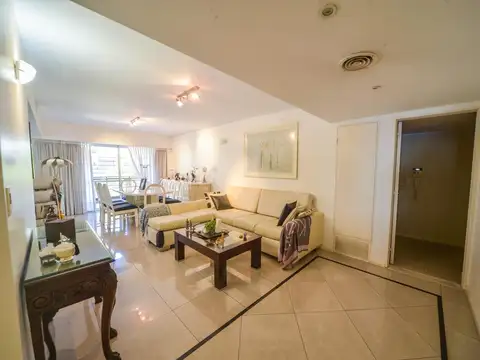 Venta/permuta - departamento  de 4 dormitorios, gran patio exclusivo y 2 cocheras - centro, rosario