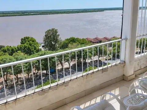 Depto. de 3 dormitorios con vista al río, balcón y cochera