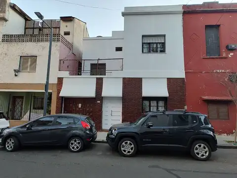 Venta. casa lote propio. garaje. parque chacabuco.