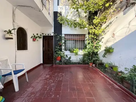 Tipo casa 5 ambientes, ideal para 2 familia! "apto crédito" patio/cochera. 2 terrazas. 2 baños. digno de ver