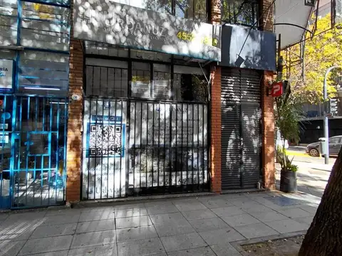 Local en 2 plantas - vidriera de 3 mts - excelente ubicacion