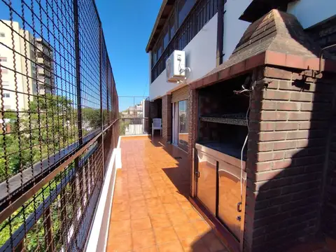Venta semipiso 4 amb + dep + escr. + 2 cocheras.