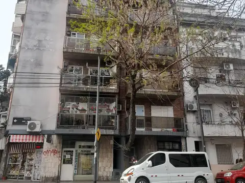 Monoambiente en alquiler en almagro con balcón al frente. apto profesional.