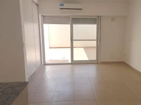 Monoambiente en alquiler con patio  departamento 1 ambiente en parque chas