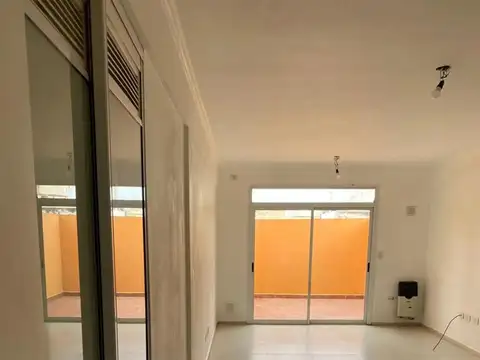 Alquilo departamento mionoambiente 35 m2 aprox. muy luminoso, con patio 13 m2