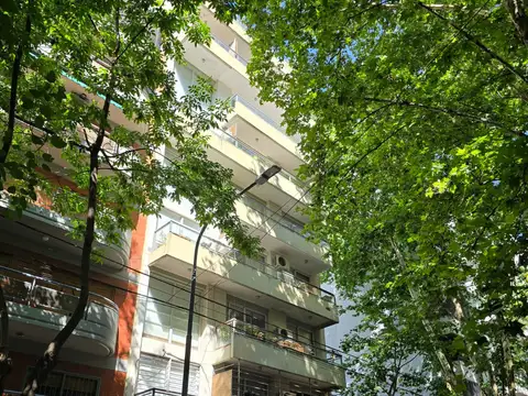 Excelente departamento de 2 ambientes en duplex con cochera fija descubierta