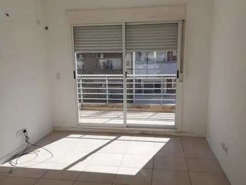 Alquiler de excelente departamento de 2 ambientes con cochera y balcón en boedo