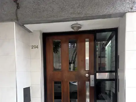 A mts parque rivadavia 4 ambientes al frente con amplio balcon de 8 mts, muy luminoso, baño y toilette,   vealo