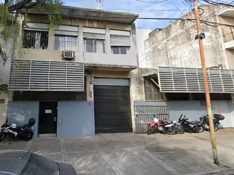 Venta terreno con depositos, galpones y rentas