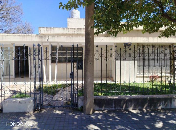 Casa · 200m² · 9 Ambientes · 2 Cocheras