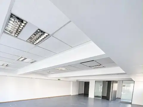 Excelente y amplia oficina planta libre edificio moderno