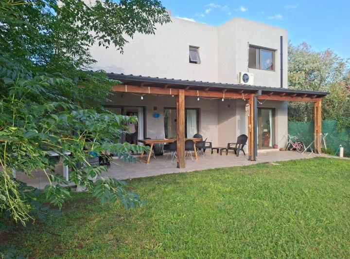 Casa · 220m² · 1 Ambiente · 3 Cocheras