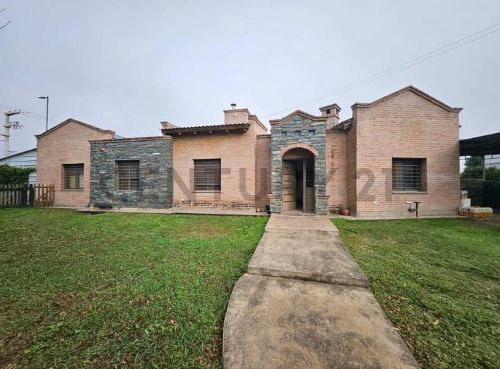 Casa · 220m² · 10 Ambientes · 1 Cochera