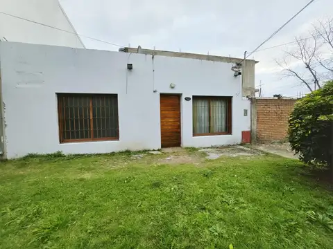 Alquiler casa 3 ambientes en villa bosch con patio