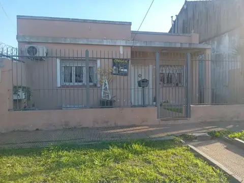 Alquiler casa ituzaingo 3 ambientes - quincho y parque .