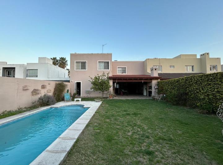 Casa · 220m² · 5 Ambientes · 2 Cocheras