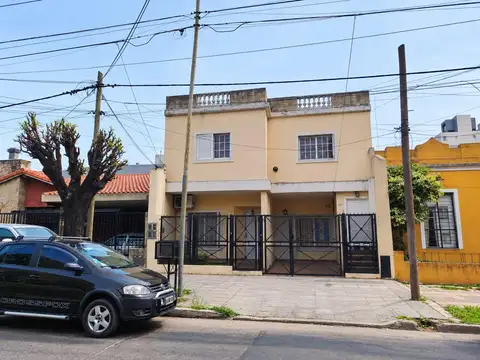 Venta departamento 3 ambientes  tipo casa con patio media cuadra  av. h. yrigoyen moron