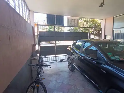 Casa en venta de 4 ambientes, mas local en ituzaingo