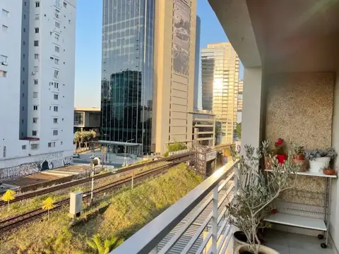 Amplio ambiente de 45 m2 divisible con balcón orientado al norte.  apto profesional.