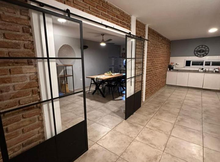 Casa · 330m² · 5 Ambientes · 1 Cochera