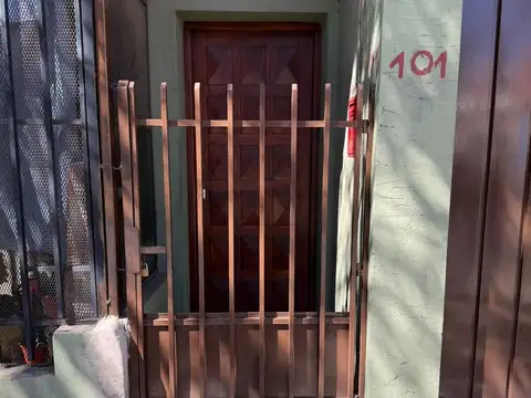 Casa tipo ph en alquiler 3 ambientes, primer piso por escalera