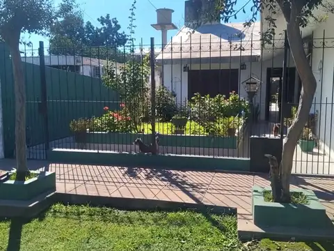 Casa 3 ambientes con jardín, cochera y parrilla