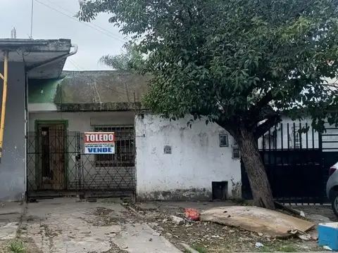 Casa con local en isidro casanova