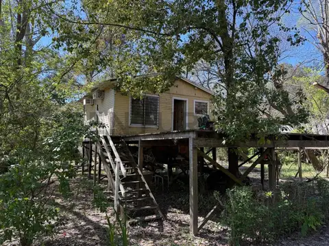 Casa  sobre canal luciano con amplio terreno y muelle/ delta tigre