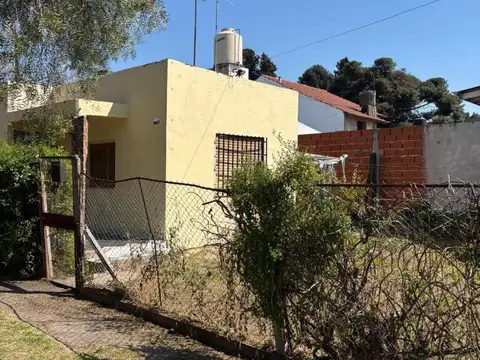 Casa a refaccionar en venta en luis guillon
