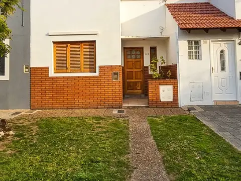 ¡olvidate del departamento! casa con lote propio y jardín en calle 529 e/ 6 y 7 - sin expensas