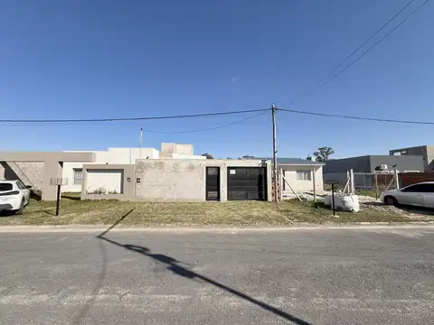 Casa en venta de 3 dorm. en construcción. con patio y cochera. barrio puerta del sol. campana