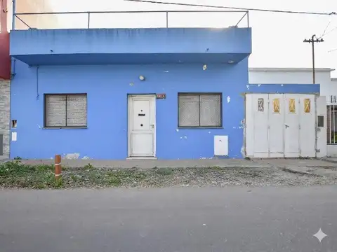 Casa en venta, 2 dormitorios con patio, la plata