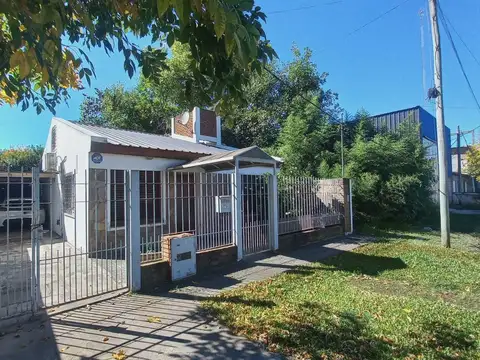Venta casa 2 dormitorios - parque - cochera- calle 158 y 65 - los hornos - la plata