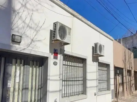 Casa de 2 dormitorios, cochera y patio en la plata