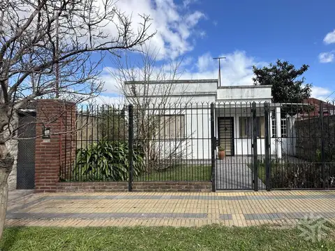 Venta casa 3 ambientes con patio en monte chingolo