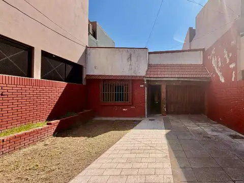 Casa a refaccionar con jardín, garage  fdo. libre