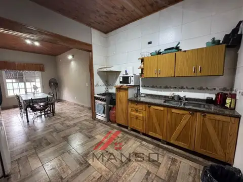 Casa en pontevedra - dos lotes - 4 ambientes - parque amplio