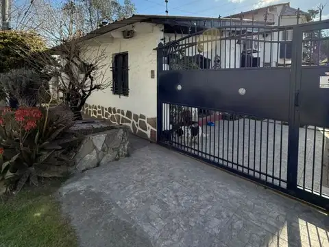 Casa con amplio galpón/taller en lote de 342 m² - zona semi industrial